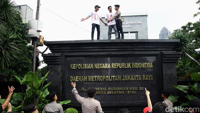 Demo Penuntasan Kasus Hukum di Polda Metro Jaya Massa dari Aliansi Rakyat Menggugat (ARM) menggelar unjuk rasa di depan Mapolda Metro Jaya, Jl Jenderal Sudirman, Jakarta, Jumat (7/2/2025). Mereka mendesak kepolisian menyelesaikan berbagai kasus hukum selama kepemimpinan Presiden RI ke-7 Joko Widodo seperti sertifikat pagar laut di pesisir Jawa.
