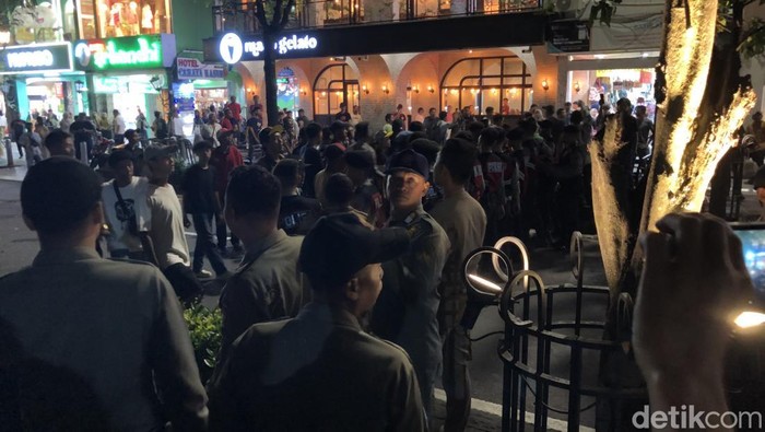 Detik-detik massa pedagang Teras Malioboro 2 (TM2) yang demo di Jalan Malioboro, Jogja, diserang kelompok tak dikenal, Jumat (7/2/2025).