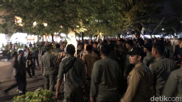 Detik-detik massa pedagang Teras Malioboro 2 (TM2) yang demo di Jalan Malioboro, Jogja, diserang kelompok tak dikenal, Jumat (7/2/2025).