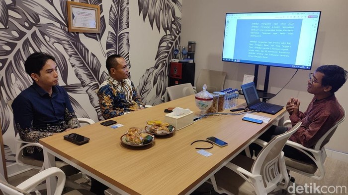 Director of Sales and Marketing Homm Saranam Baturiti Hotel I Kadek Masaru Budiartha bersama Sales Manager Nouvan Fajar Maulana saat berkunjung ke redaksi detikBali, Jumat (7/2/2025).