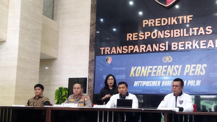 Direktur Tindak Pidana Siber Bareskrim Polri Brigjen Himawan (kemeja putih/tengah).