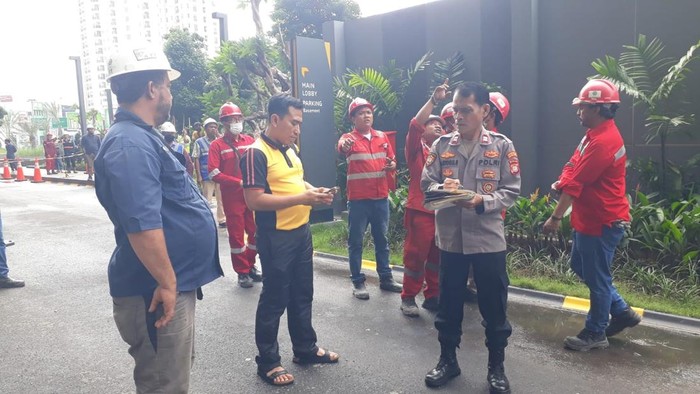 Dua pekerja tewas akibat terjatuh dari gondola. Kedua korban saat itu sedang membersihkan kaca bangunan apartemen di Kota Bekasi, Jawa Barat. (dok Polsek Bekasi Selatan)