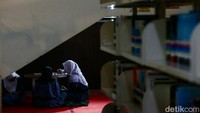 Hanya saja, rencana perubahan jam operasional tersebut akhirnya dibatalkan. Senin-Jumat, Perpusnas dibuka dari jam 08.00 hingga 19.00 WIB. Sementara, akhir pekan Sabtu dan Minggu layanan dibuka pukul 09.00-16.00 WIB.   
