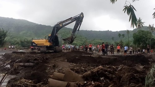 Ekskavator membersihkan sisa  material banjir, di Desa Nanga Wera, Kecamatan Wera, Kabupaten Bima, NTB, Jumat, (7/2/2025).