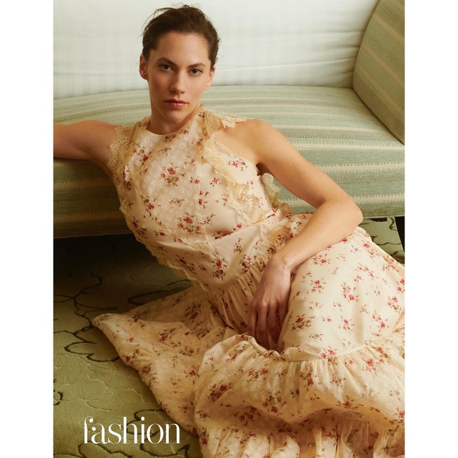 Mengenai julukan nepo baby, Emma mengaku tidak khawatir karena ia merasa bekerja keras untuk kariernya. “Aku tahu orang tertarik karena nenekku dan aku tidak ingin menutupinya. Aku pikir satu-satunya hal yang bisa aku lakukannya adalah terus bekerja sangat sangat sangat keras. Aku benar-benar serius dengan pekerjaan dan karyaku,” ujarnya. Foto: Instagram @ekhferrer