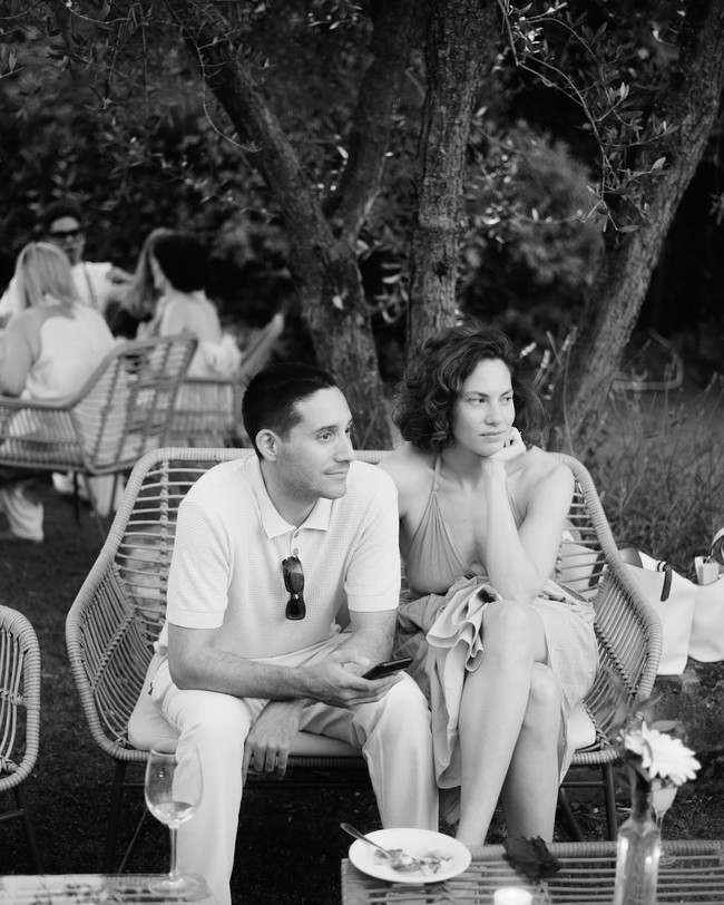 “Aku bukan orang yang suka pesta atau bersosialisasi jadi aku ingin benar-benar tinggal di tempat yang sangat indah, pedesaan, terpencil dengan anjing-anjing dan pacarku,” ungkapnya. Foto: Instagram @ekhferrer