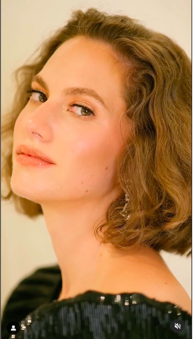 Tidak cocok dengan LA, Emma lalu menyelesaikan sekolahnya di  Italia di mana ia belajar akademi seni elite, Florence Academy of Art. Emma pun tak ingin menggunakan koneksi dan hidup seperti orang biasa, termasuk saat bekerja di galeri-galeri New York.  Foto: Instagram @ekhferrer