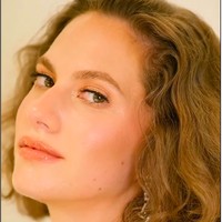 Tidak cocok dengan LA, Emma lalu menyelesaikan sekolahnya di  Italia di mana ia belajar akademi seni elite, Florence Academy of Art. Emma pun tak ingin menggunakan koneksi dan hidup seperti orang biasa, termasuk saat bekerja di galeri-galeri New York.  Foto: Instagram @ekhferrer