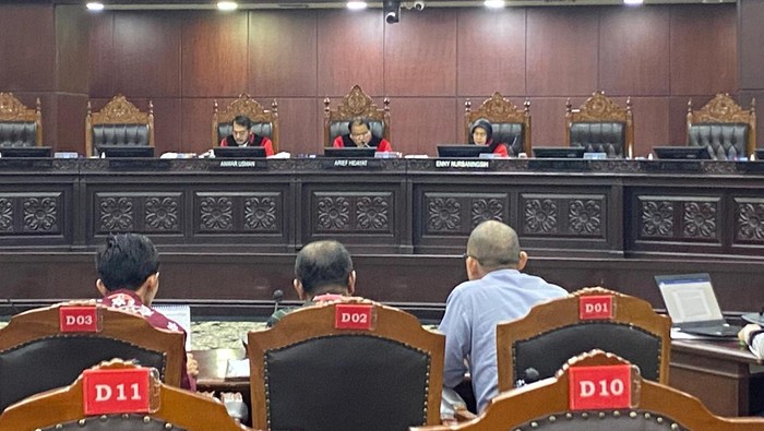 Hakim MK Enny Nurbaningsih dalam sidang Panel III di gedung MK, Jakarta Pusat, Jumat (7/2/2025).