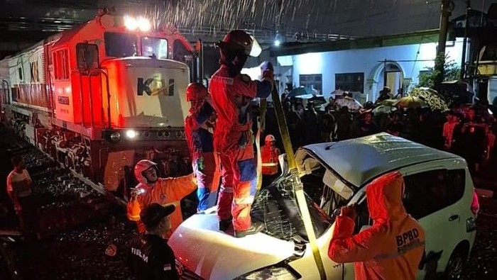 Ertiga tertabrak KA Komuter di Surabaya
