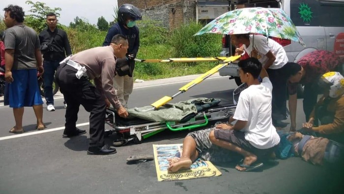 Evakuasi pemotor terlibat kecelakaan dengan truk di Jalan Godean, Sleman, Jumat (7/2/2025)