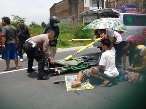 Kecelakaan di Jalan Godean, 2 Lansia Sempat Nyungsep di Kolong Truk Pasir
