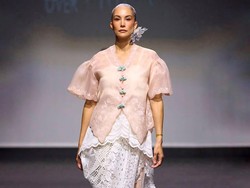7 Pesona Nadya Hutagalung Jadi Model Dubai Fashion Week, Pakai Kebaya Modern