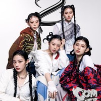 Personel grup KPop NewJeans resmi mengukuhkan nama baru sebagai NJZ. Dalam foto yang dirilis di akun Instagram @njz_official, Minji, Hanni, Danielle, Haerin, dan Hyein tampil dengan perpaduan style Y2K dan futuristik yang beda dari biasanya. Foto: dok. Instagram @njz_official