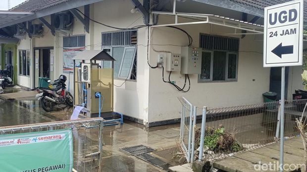 Genangan masih tersisa di halaman Puskesmas Tlogosari Kulon, Kota Semarang, Jumat (7/2/2025) sore.