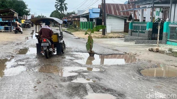 Warga Desa Ombulo, Kecamatan Limboto Barat, Kabupaten Gorontalo, menanam pohon pisang di jalan rusak sebagai bentuk protes terhadap pemerintah.