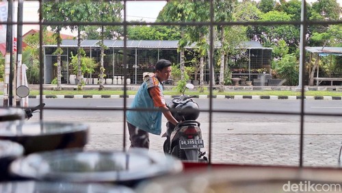 Ilustrasi - Juru parkir yang bertugas di Jalan Lingkar Selatan, Mapak Indah, Sekarbela, Kota Mataram, NTB. (Foto: Nathea Citra/detikBali)