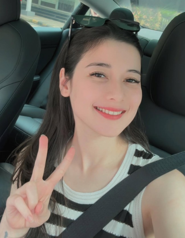 Iris mengatakan bahwa menurut karyawannya suami dan selingkuhannya itu hanya sebatas rekan kerja, namun kerap pergi bersama dan bermesraan. Jadi kata karyawannya itu mereka cuma partner aja, tapi bu, suka lunch bareng, sering banget lunch bareng, dinner, terus sampai ke dokter mata aja katanya ditemenin bu, sampai mesra kayak gitu. Apakah itu partner kerja? ucap Iris di salah satu videonya. Foto: Instagram/@iriswullur_