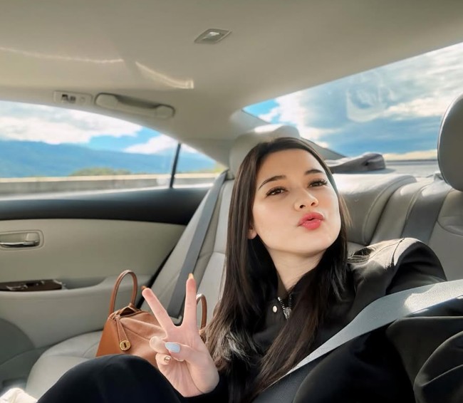 Di video lainnya Iris mengungkapkan jika perselingkuhan tersebut sudah diketahui oleh orang-orang sekitarnya, hanya saja dirinya yang baru tahu belakangan. Yang lucunya adalah orang sekitarnya pun tahu, wow, aku tahunya belakangan. Dan itu udah lama banget ternyata, kayak like 3 tahun 4 tahun, terangnya. Foto: Instagram/@iriswullur_