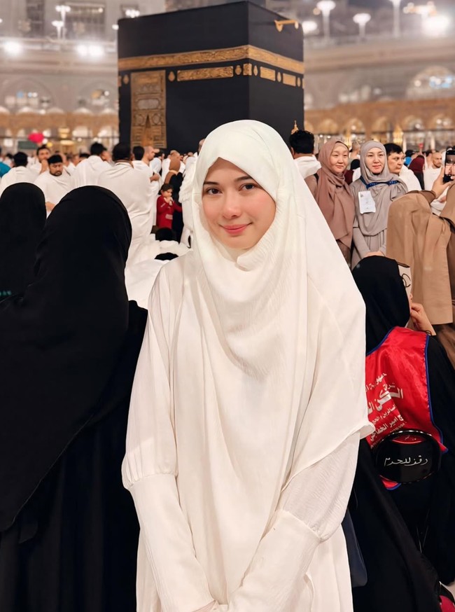 Memiliki 2,1 juta pengikut di TikTok, selama ini Iris dikenal akan kecantikannya. Ia pun kerap dijuluki sebagai ibu 3 anak tercantik se-TikTok. Foto: Instagram/@iriswullur_