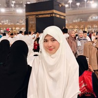 Memiliki 2,1 juta pengikut di TikTok, selama ini Iris dikenal akan kecantikannya. Ia pun kerap dijuluki sebagai ibu 3 anak tercantik se-TikTok. Foto: Instagram/@iriswullur_