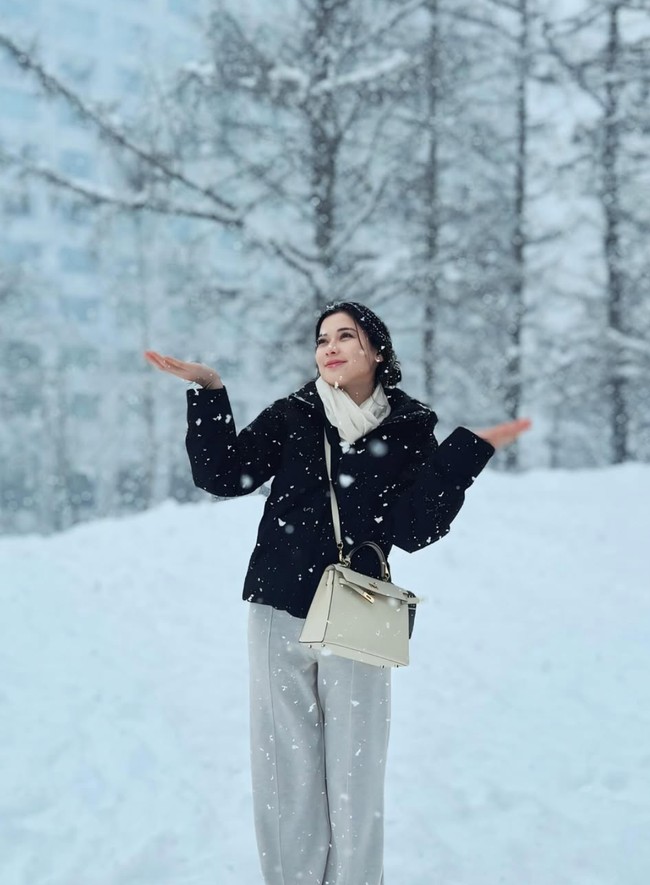 Di akun TikTok pribadinya Iris terlihat kerap membagikan konten video seputar beragam kegiatan kehidupannya sehari-hari. Punya darah blasteran Indonesia dan Belanda, tak heran jika kecantikan Iris mampu bikin banyak netizen terpana. Foto: Instagram/@iriswullur_