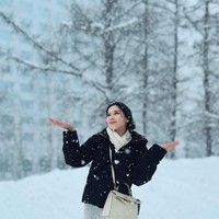 Di akun TikTok pribadinya Iris terlihat kerap membagikan konten video seputar beragam kegiatan kehidupannya sehari-hari. Punya darah blasteran Indonesia dan Belanda, tak heran jika kecantikan Iris mampu bikin banyak netizen terpana. Foto: Instagram/@iriswullur_