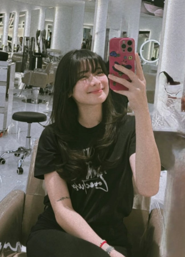 Sebelum dikenal sebagai seleb TikTok, Iris rupanya lebih dulu mengawali kariernya sebagai seorang model dan artis. Lahir pada 2 April 1995, Iris kini berusia 29 tahun. Foto: Instagram/@iriswullur_