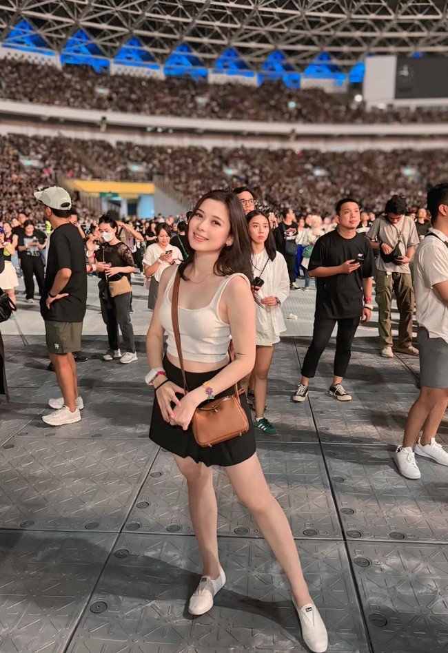 Seleb TikTok Iris Wullur kembali jadi sorotan usai dirinya membongkar dugaan perselingkuhan suaminya, Andreas Wullur. Melalui beberapa video di akun TikTok pribadinya, Iris curhat mengenai isu pelakor yang tampaknya sedang menerpa rumah tangganya. Foto: Instagram/@iriswullur_