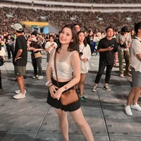 Seleb TikTok Iris Wullur kembali jadi sorotan usai dirinya membongkar dugaan perselingkuhan suaminya, Andreas Wullur. Melalui beberapa video di akun TikTok pribadinya, Iris curhat mengenai isu pelakor yang tampaknya sedang menerpa rumah tangganya. Foto: Instagram/@iriswullur_