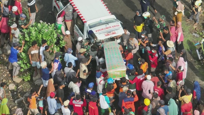 Jenazah korban banjir Bima tiba di kampung halaman, Jumat (7/2/2025) pagi.