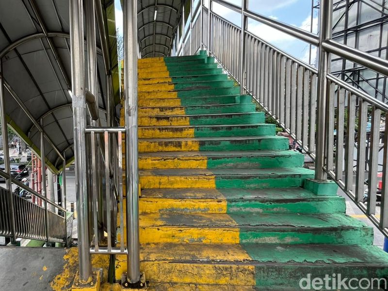 Jembatan penyeberangan orang (JPO) di Jalan Raya Margonda, Depok, dikeluhkan pejalan kaki karena banyak sampah dan kotoran hewan. Begini kondisi terkininya. (Devi P/detikcom)