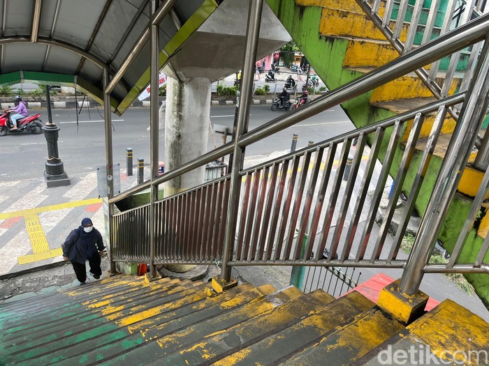 Jembatan penyeberangan orang (JPO) di Jalan Raya Margonda, Depok, dikeluhkan pejalan kaki karena banyak sampah dan kotoran hewan. Begini kondisi terkininya. (Devi P/detikcom)