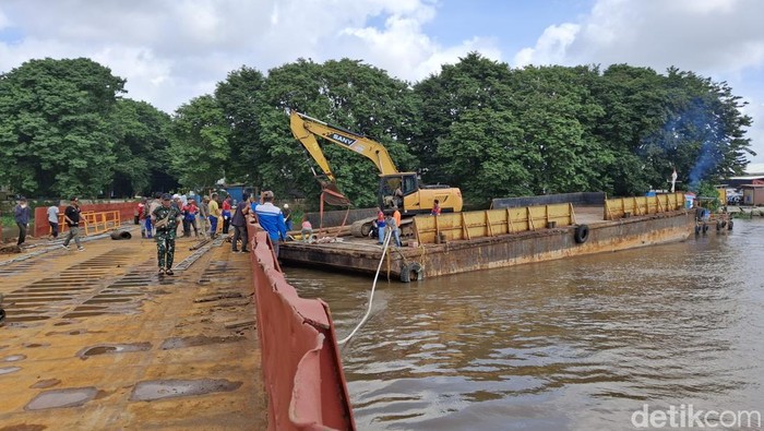 Jembatan ponton sudah mulai dipasang untuk perayaan cap go meh