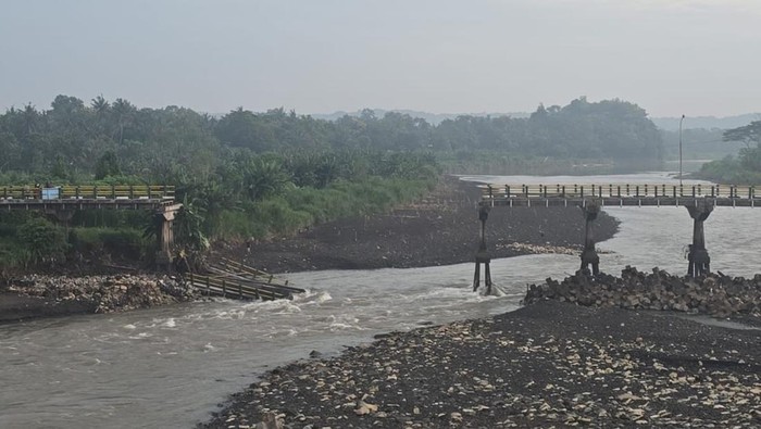 Jembatan Srandakan lama yang ambrol akibat pilar jembatan tergerus. Foto diunggah Jumat (7/2/2025).