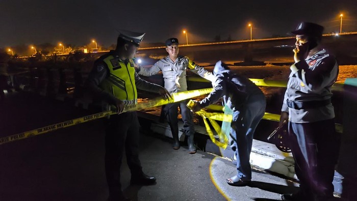 Petugas memasang garis polisi di akses menuju jembatan Srandakan lama wilayah Kulon Progo, Kamis (6/2/2025)