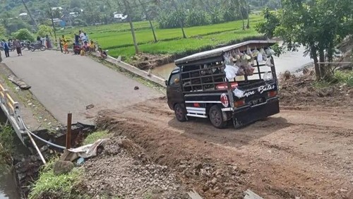 Jembatan yang menghubungkan wilayah Kecamatan Wera, Kabupaten Bima dengan Kota Bima kini sudah bisa dilewati kendaraan, Jumat (7/2/2025). (Istimewa)