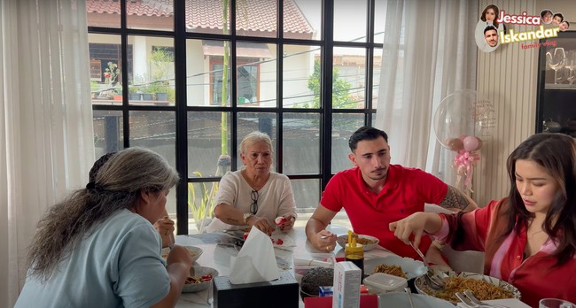 Jessica Iskandar dan keluarga juga tampak memakan mie goreng. Ternyata hal itu memiliki makna tersendiri dalam tradisi adat China. Memakan mie goreng bertanda agar rejeki dan umurnya panjang, serta segala sesuatu yang baik biar panjang, seperti layaknya mie. Foto: YouTube/Jessica iskandar