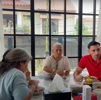 Jessica Iskandar dan keluarga juga tampak memakan mie goreng. Ternyata hal itu memiliki makna tersendiri dalam tradisi adat China. Memakan mie goreng bertanda agar rejeki dan umurnya panjang, serta segala sesuatu yang baik biar panjang, seperti layaknya mie. Foto: YouTube/Jessica iskandar