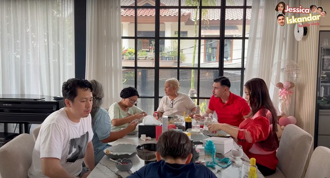 Digelar sederhana, acara tersebut tampak hanya dihadiri oleh anggota keluarga Jedar dan suami. Ibu serta mertua Jessica Iskandar tampak hadir di acara tersebut. Foto: YouTube/Jessica iskandar