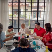 Digelar sederhana, acara tersebut tampak hanya dihadiri oleh anggota keluarga Jedar dan suami. Ibu serta mertua Jessica Iskandar tampak hadir di acara tersebut. Foto: YouTube/Jessica iskandar