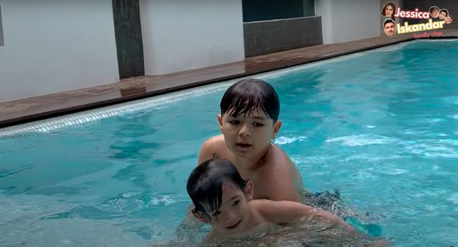 Sementara kedua putra Jedar, El Barack dan Don Verhaag tampak asik berenang bersama.  Foto: YouTube/Jessica iskandar