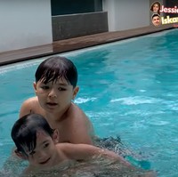 Sementara kedua putra Jedar, El Barack dan Don Verhaag tampak asik berenang bersama.  Foto: YouTube/Jessica iskandar