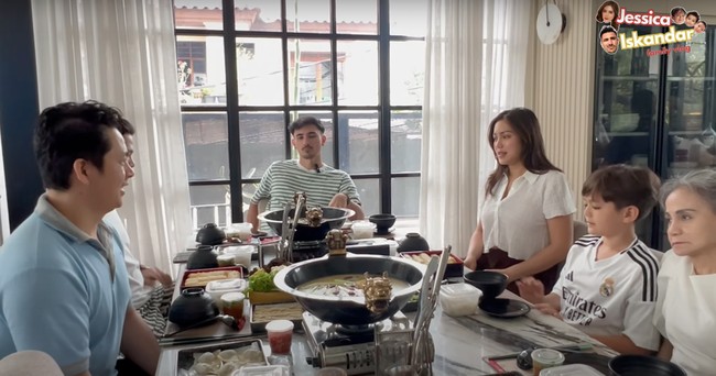 Jessica dan Vincent juga menggelar acara 40 harian baby Hagia sekaligus perpisahan karena salah satu keluarganya ada yang akan kembali ke Amerika. Keduanya kembal memilih menggelar acara secara intim dan sederhana dengan makan-makan bersama keluarga di rumah. Foto: YouTube/Jessica iskandar