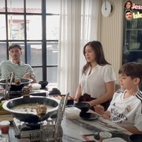 Jessica dan Vincent juga menggelar acara 40 harian baby Hagia sekaligus perpisahan karena salah satu keluarganya ada yang akan kembali ke Amerika. Keduanya kembal memilih menggelar acara secara intim dan sederhana dengan makan-makan bersama keluarga di rumah. Foto: YouTube/Jessica iskandar