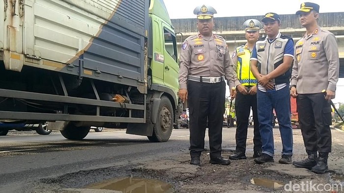 Kakorlantas Polri, Brigjen Agus Suryonugroho mengecek jalan Pantura ruas Kandeman, Kabupaten Batang, Jumat (7/2/2025).