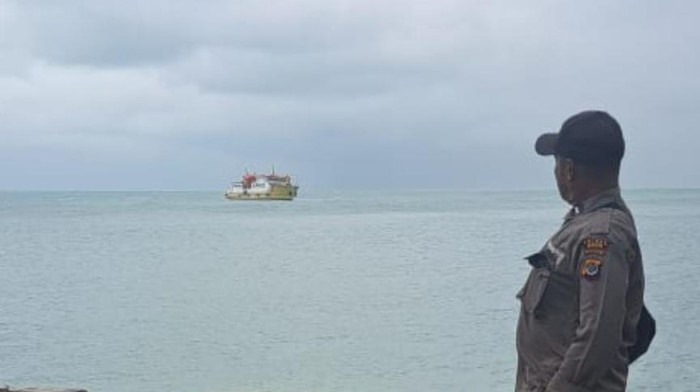 Kapal Sabuk Nusantara 108 sedang berlabuh di tengah laut di sekitar Dermaga Afoan, Kecamatan Amfoang Utara, Kabupaten Kupang NTT.