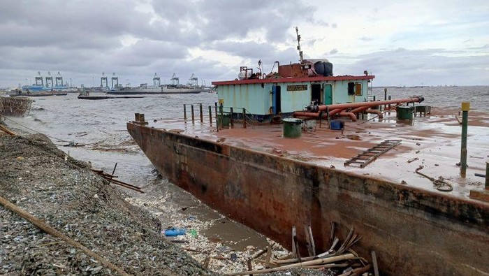 Kapal tongkang terdampak di pesisir Pantai Kalibaru Cilincing, Jakarta Utara, pada Kamis (6/2/2025). ANTARA/HO-Dokumentasi Pribadi