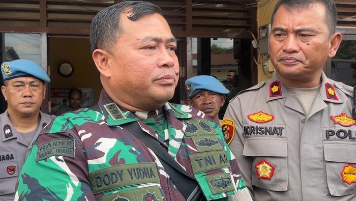 Kapendam I/BB Kolonel Inf Doddy Yudha dan Kapolsek Pancur Batu Kompol Krisnat saat konferensi pers. (Finta Rahyuni/detikSumut)