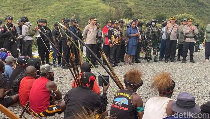 Kapolda Papua Brigjen Alfred Papare di dampingi Kapolres Punjak Jaya AKBP Kuswara saat bertemu dengan pendukung Paslon 02 di halaman posko pemenangan 02, Distrik Pagaleme, Puncak Jaya.